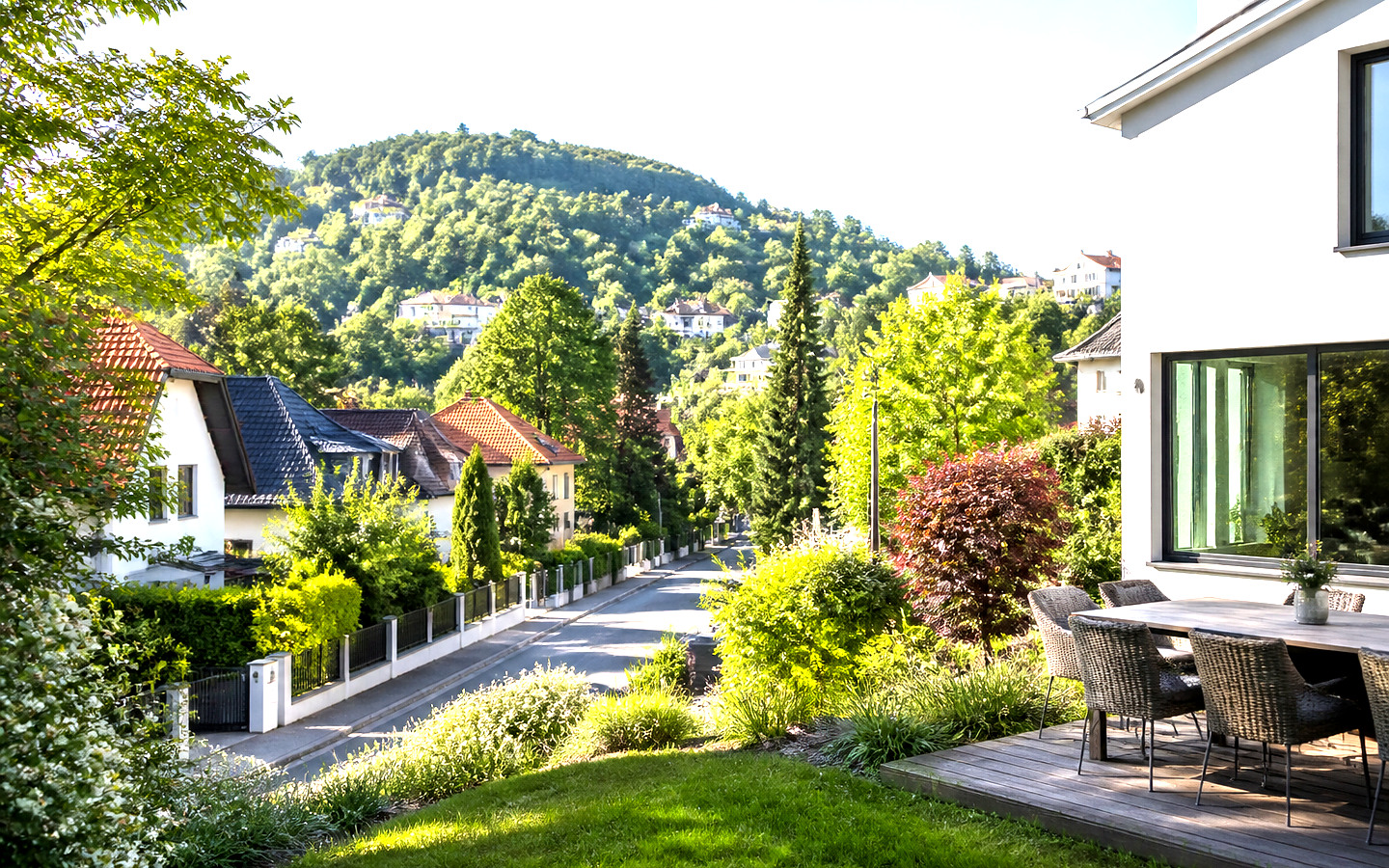 Terrasse und grüne Wohnstraße